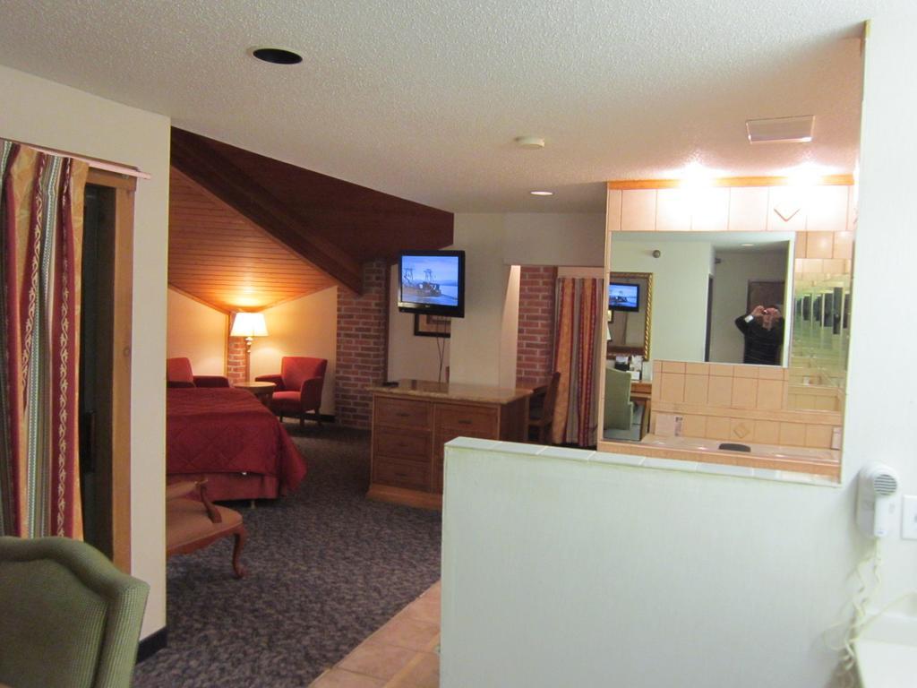 American Inn And Suites Ionia Room photo